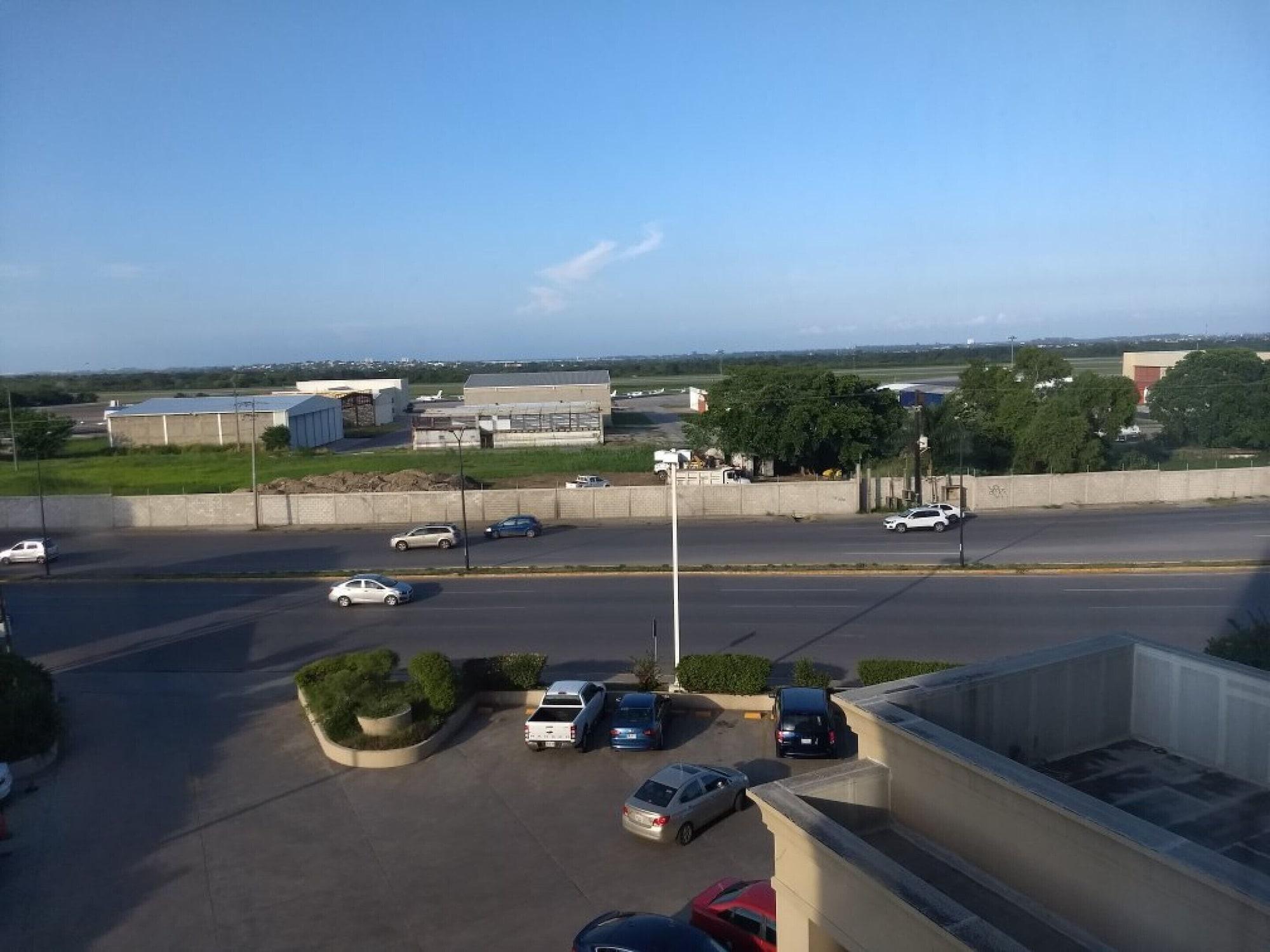Hampton Inn Tampico Airport Buitenkant foto