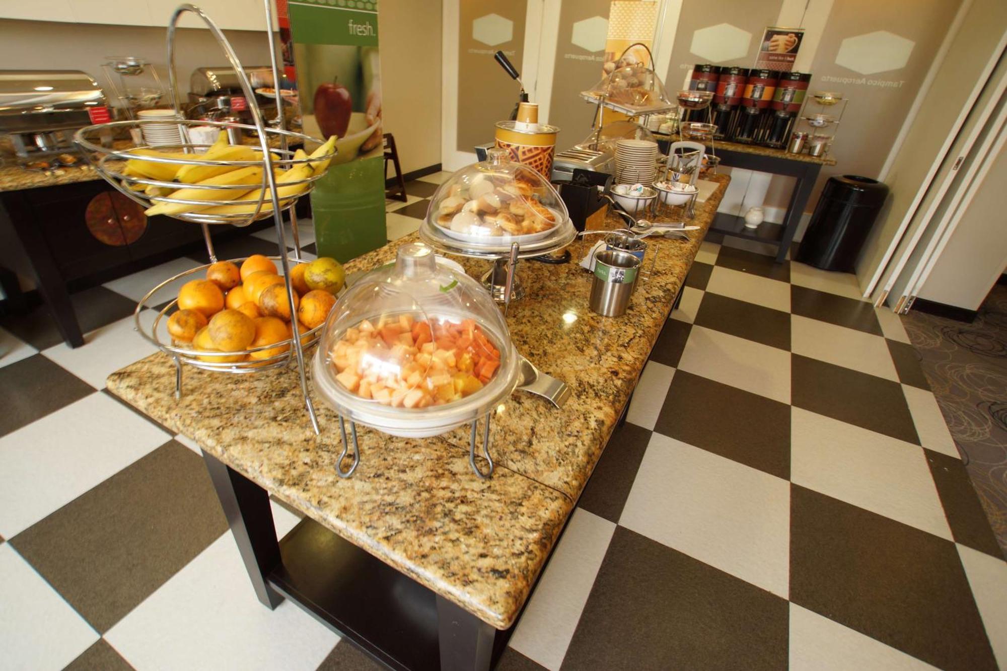 Hampton Inn Tampico Airport Buitenkant foto